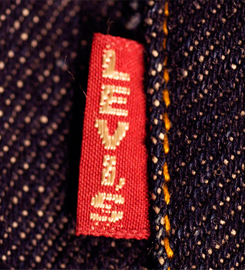 Ярлык на оригинальных джинсах Levi's